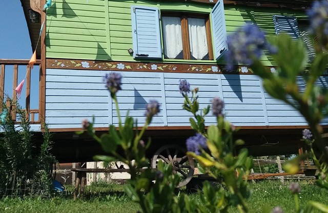 Fleur des Champs" caravan, Nordic bath and shared pool