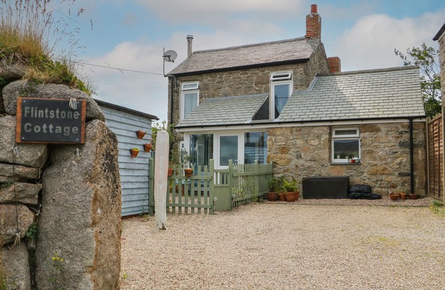 FLINTSTONE COTTAGE, pet friendly, with open fire in Pendeen
