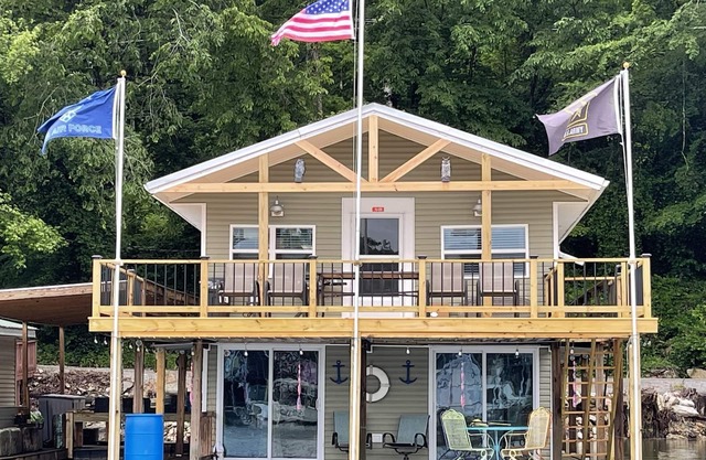 Floating House on Tennessee River