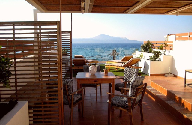 Floor apartment with superb roof terrace, next to Almirida sandy beach