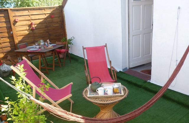 Floor in a charming house + terrace + metro: the countryside in Paris