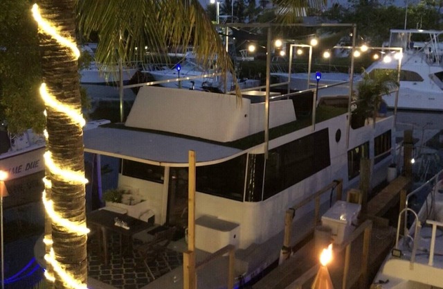 Florida Keys Luxury, completely stocked Houseboat, Unique living on the Water