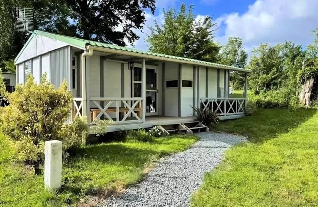 Flower Camping Côté Lac * - Chalet Comfort 3 bedrooms 35m2 with semi-covered terrace 17m2 + TV 6 persons