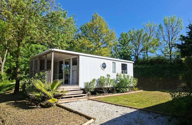 Flower Camping Du Lac De Thésauque * - Mobile home Comfort 33m2 2 bedrooms + Air conditioning + TV + LV + covered terrace 4 people