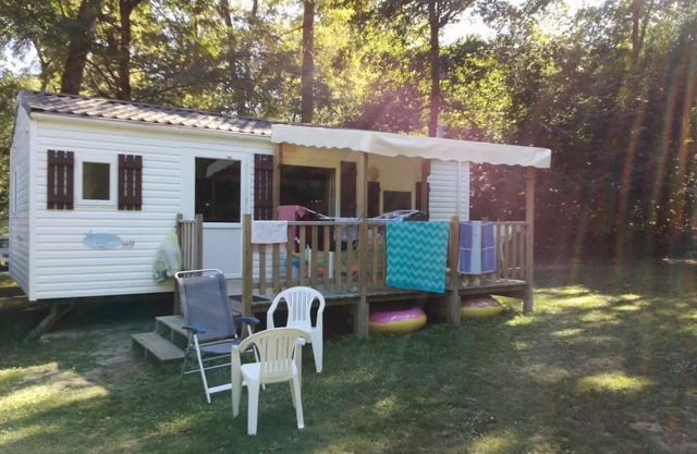 Flower Camping Les Nauves * - Mobil home Standard 29 m2 2 bedrooms + covered terrace 4 people