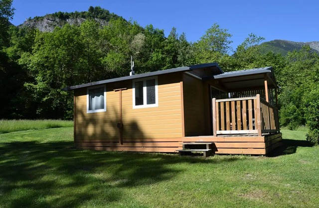 Flower Camping LA BEXANELLE * - Standard chalet 25m2 - 2 bedrooms + covered terrace 5 people