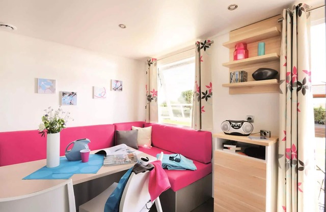 Flower Camping La Chênaie * - Mobile home Comfort 18m2 1 bedroom + semi-covered terrace + 3 person TV