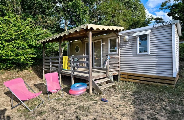Flower Camping La Chataigneraie * - Mobil home Comfort 23/27m2 - 2 bedrooms - covered terrace + TV 4 persons