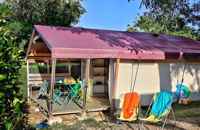 Flower Camping La Chataigneraie * - Freeflower Comfort 22m2 (2 bedrooms) + covered terrace 5 people