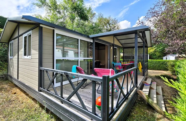 Flower Camping La Chataigneraie * - Chalet Comfort 35m2 (3 bedrooms) + covered terrace + TV 6 persons