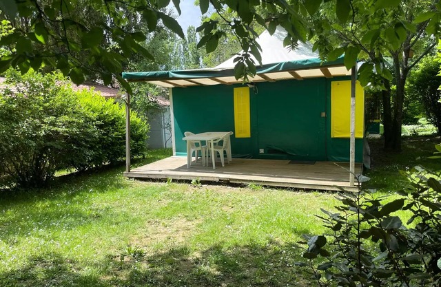 Flower Camping LA GDPOLA * - Bungalow Toileted Cherry Standard 25m2 - 2 bedrooms + covered terrace 10m2 5 people