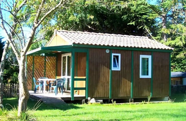 Flower Camping LA GDPOLA * - Chalet Figuier Standard 20m2 - 2 bedrooms + covered terrace 10m2 5 people
