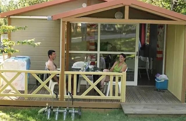 Flower Camping LA GDPOLA * - Chalet Bouleau Standard 20m2 - 2 bedrooms + covered terrace 10m2 4 people