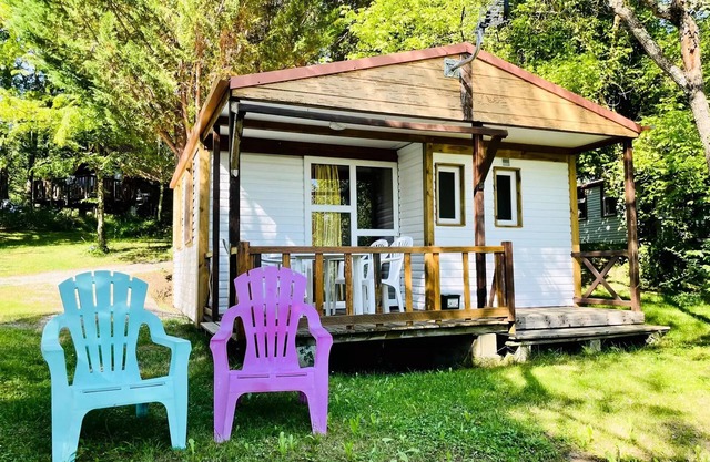 Flower Camping LA GDPOLA * - Chalet Châtaignier Standard 23m2 - 2 bedrooms + covered terrace 8m2 5 people