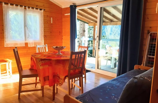 Flower Camping Le Belvédère * - Chalet Comfort Plus TRUYERE - 2 Bedrooms 5 persons