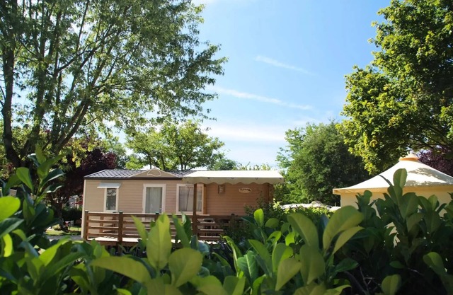 Flower Camping Le Château * - Mobile home Comfort 27m2 2 bedrooms + covered terrace - without tv-without air conditioning 4 people