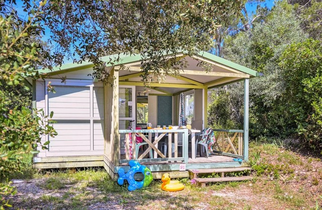 Flower Camping le FONDESPIERRE * - Standard chalet - 25 m2 (2 bedrooms - air conditioning - TV) covered terrace 5 people