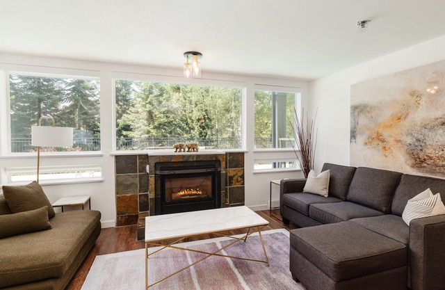 ❄︎Flute Escape❄︎ | 2 BR Ski In/Ski Out | Heated Pool & Hot Tub | Free Parking