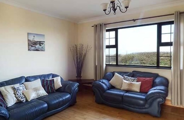 FLYNN'S COTTAGE, pet friendly, with open fire in Quilty, County Clare