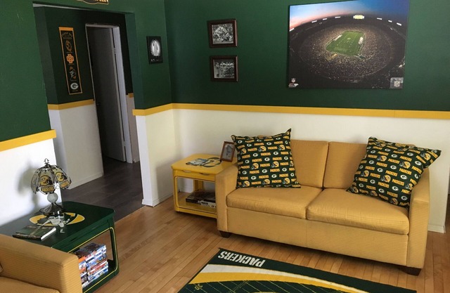 Football fun house 1 mile from Lambeau!