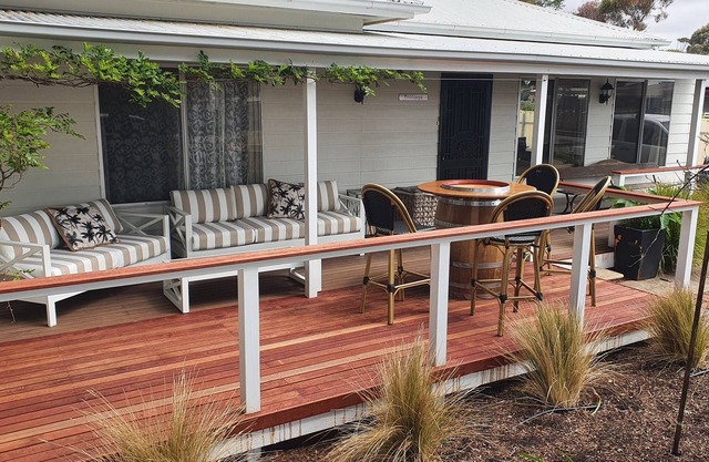 Footsteps Cottage at Normanville- Pet friendly