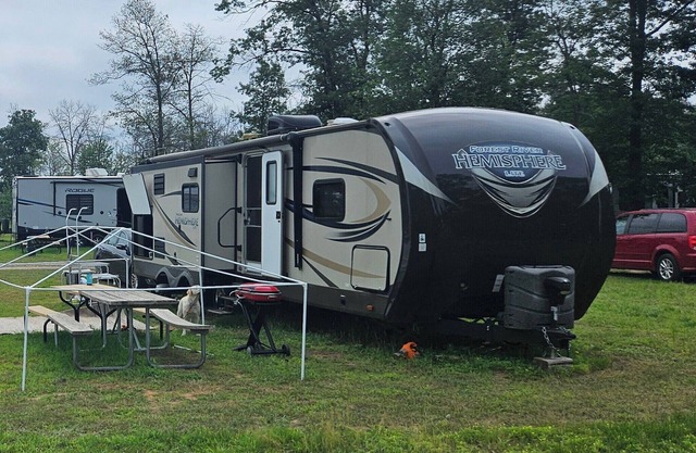 For 6 people Castle R Lake 30 min to Dells BBQ & boat fishing guide available.