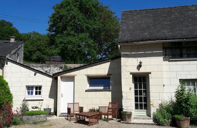 For a stay in 2 very quiet in a tufa house in Anjou