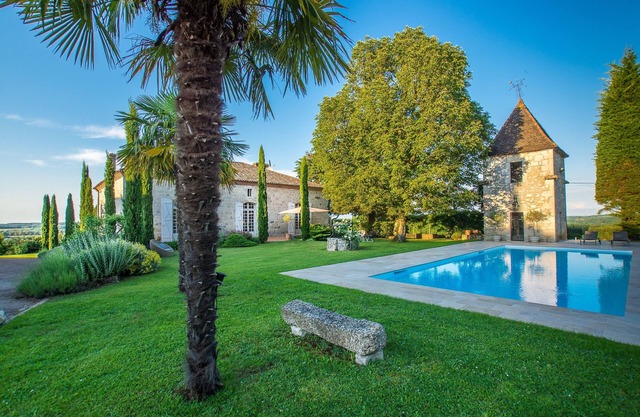 FOR FAMILIES OR FRIENDS 12 pers EXCEPTIONAL PROPERTY SWIMMING POOL AND TENNIS