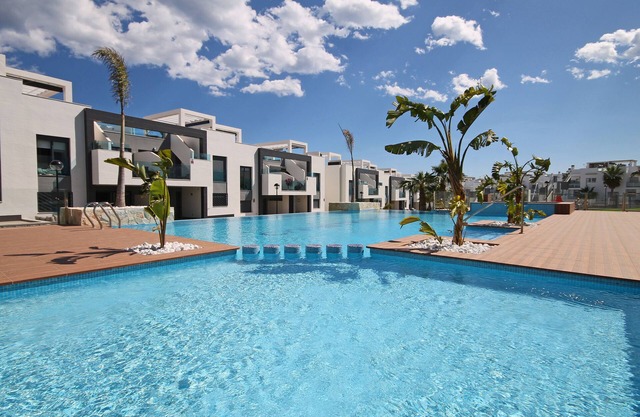 For rent: Penthouse Casa Esmeralda with large roof terrace, sea and pool view.