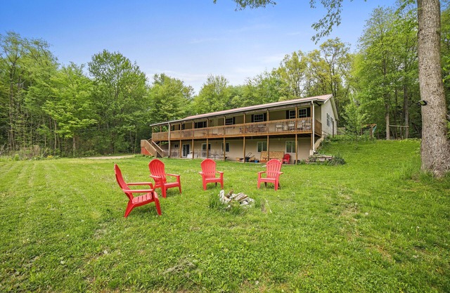 Forest Retreat - Sleeps 30 - 2 minutes from boat launch