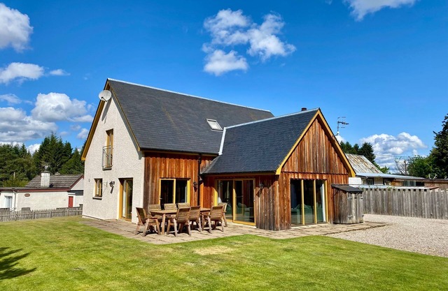 Forest Trail Lodge - a house that sleeps 9 guests in 3 bedrooms