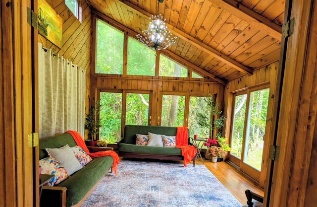 Forestview Lodge: Large 4BR Ranch/Peaceful Nature Stay/Sleeps 12