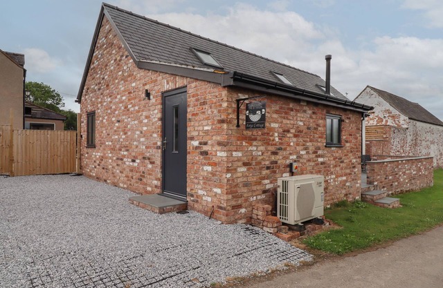 FORGE COTTAGE, family friendly, with hot tub in Trefnant