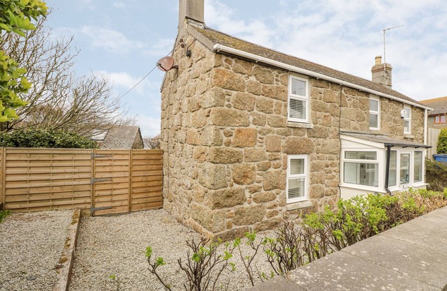 FORGE COTTAGE, family friendly, with open fire in Sennen