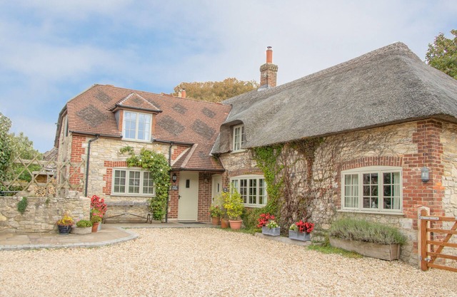 FORGE COTTAGE, pet friendly, with a garden in West Lulworth
