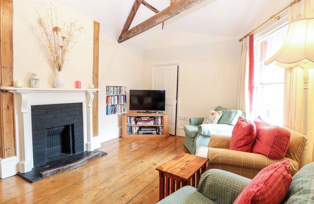 FORGE HOUSE, pet friendly, with a garden in Cley Next The Sea