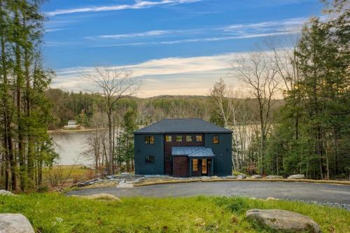 Forget-Me-Not by AvantStay Bold Lakefront Escape