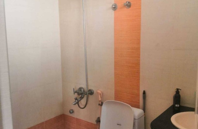 Forget your worries in this spacious and serene space. Wind down RECHARGE !n