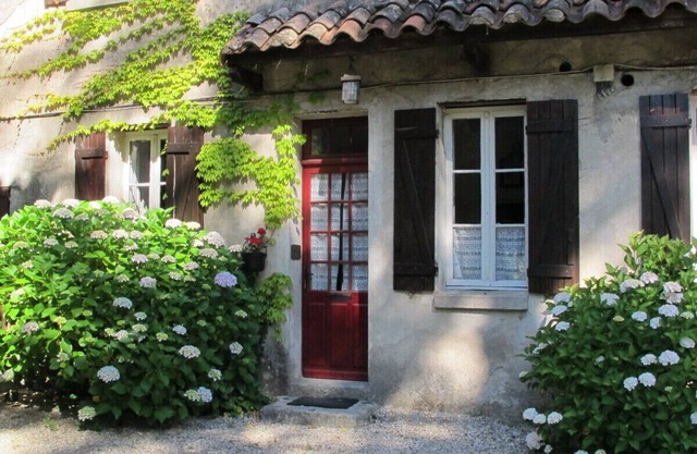 Former Cévennes silkworm farm surrounded by 5 hectares of private land