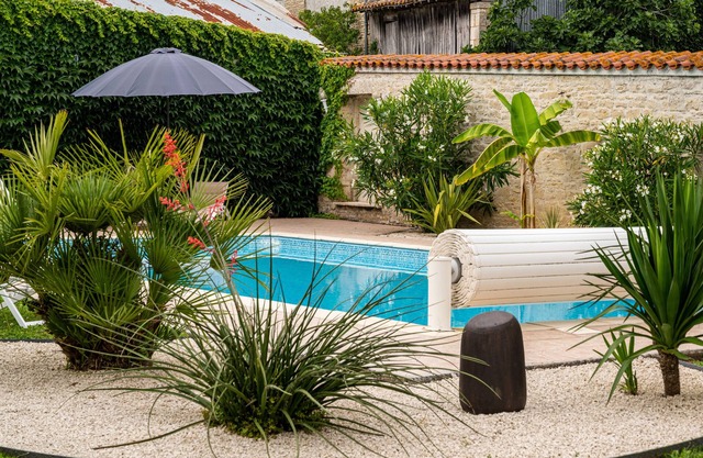 Former market garden house with swimming pool and tennis court