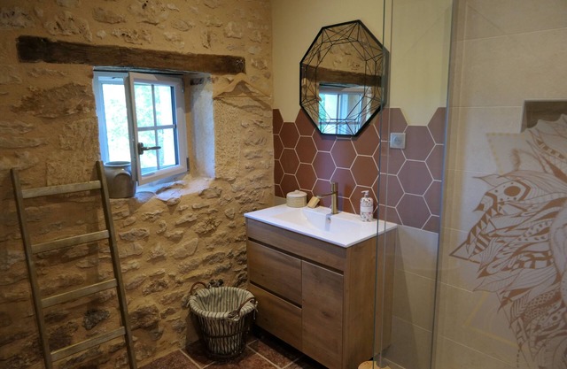 Former Périgourdine in the heart of Périgord Noir. GUEST HOUSE for 2 persons