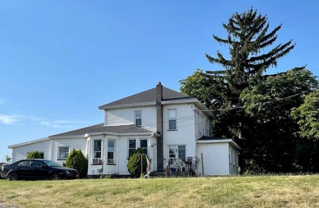 Fort Hill Hideaway Apartment-upper Not handicapped accessible.