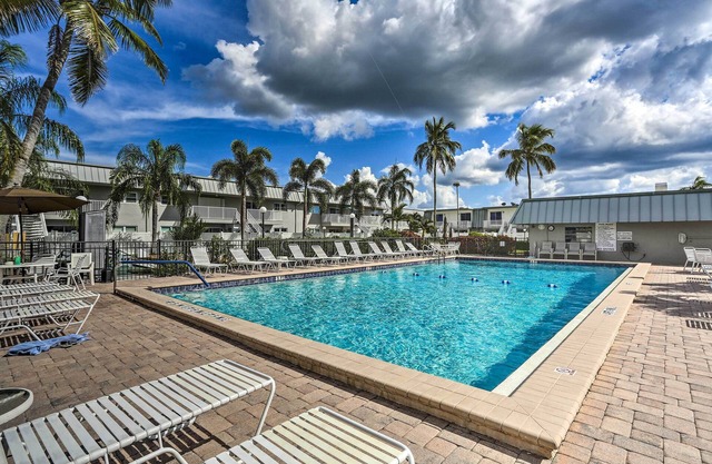Fort Myers Condo w/Pool, 9 Mi to Fort Myers Beach