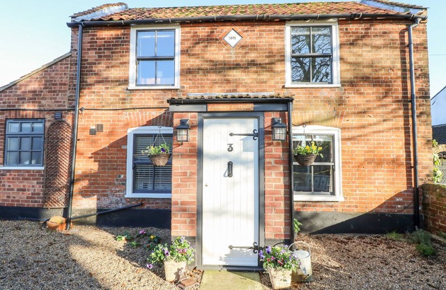 FOUNDRY COTTAGE, pet friendly, country holiday cottage in Reedham