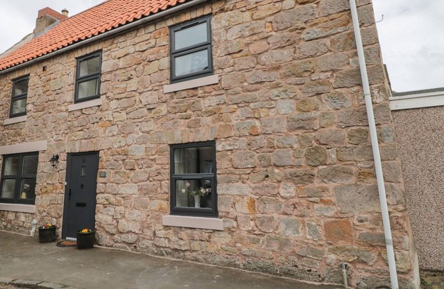 FOUNDRY HOUSE, pet friendly, with hot tub in Berwick-Upon-Tweed