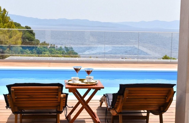Four-bedroom apartment with terrace and sea view Cove Tvrdni Dolac, Hvar (A-6112-a)