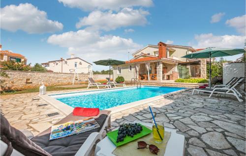 Four-Bedroom Holiday Home In Golubovo