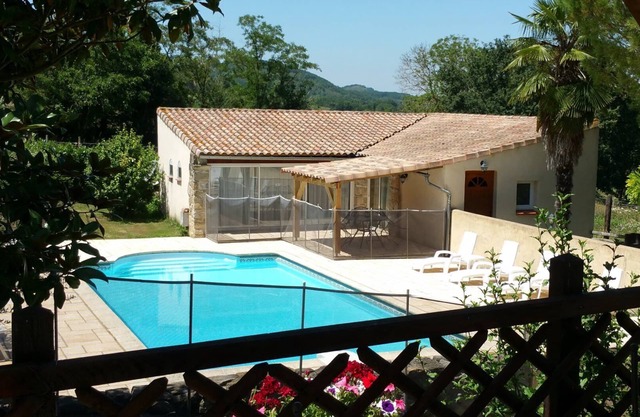 Four independent cottages in an old farmhouse with swimming pool - "Loire"