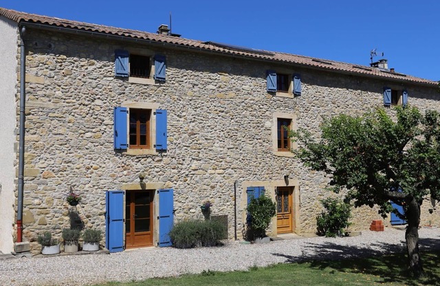 Four independent cottages in an old farmhouse with swimming pool - ‘Bordeaux’