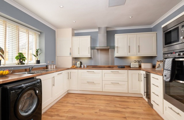 Four Oaks Cottage, Private Children’s Park, Large Garden & Hot Tub